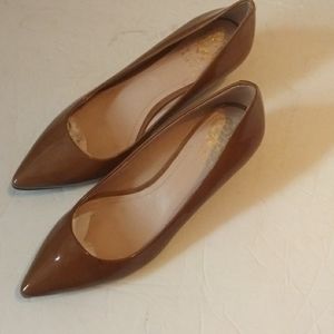 Vince Camuto Naureen Caramel Patent Leather kitten Heel Pumps, size 7.5